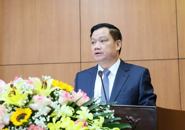 Ông Nguyễn Khắc Thận, Bí thư Tỉnh ủy, Chủ tịch UBND tỉnh phát biểu nhận nhiệm vụ.