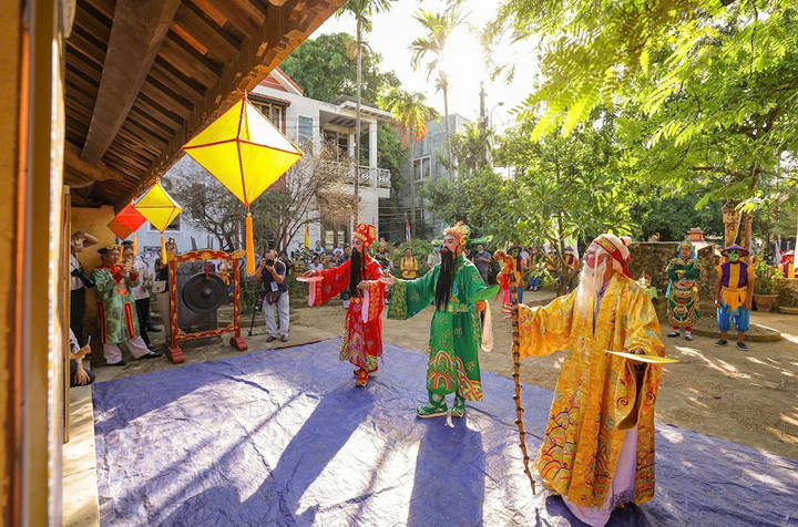 Các nghệ sĩ biểu diễn 1 trích đoạn tuồng cổ tại di tích Thanh Bình từ đường (TP Huế)