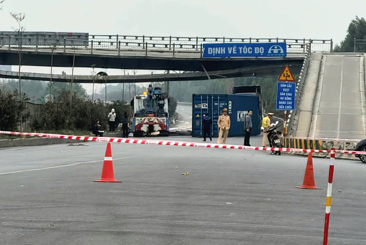 Lực lượng chức năng đặt biển cấm và chăng dây ngăn các xe đi qua khu vực cầu dân sinh.