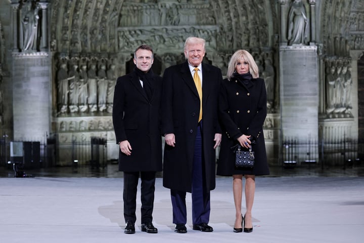 Tổng thống Pháp Emmanuel Macron (trái) và vợ Brigitte Macron (phải) đón Tổng thống Mỹ đắc cử Donald Trump bên ngoài Nhà thờ Đức Bà Paris trước buổi lễ đánh dấu việc mở cửa trở lại nhà thờ. (Ảnh: Reuters)