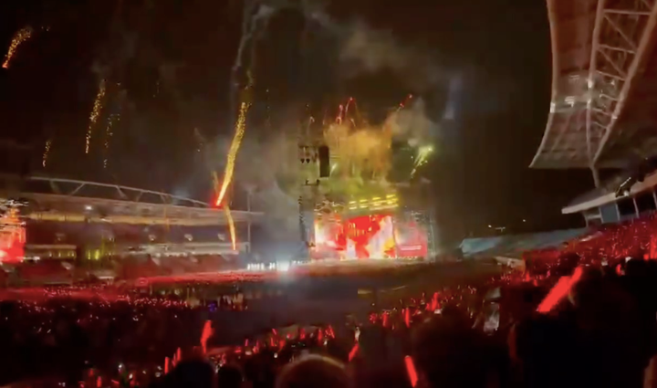 Pháo hoa rơi trúng khán giả trong đêm concert "Anh trai say hi" ở Hà Nội.