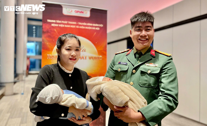 Vợ chồng chị Hằng bên 2 "thiên thần" nhỏ. (Ảnh: Như Loan)