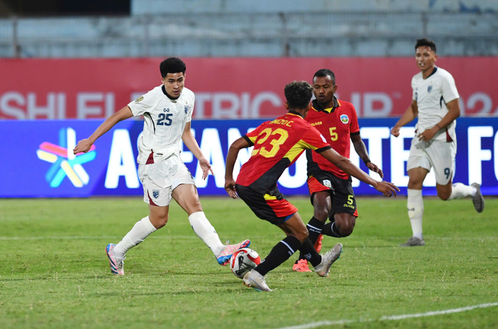 Seksan có cú đúp bàn thắng.