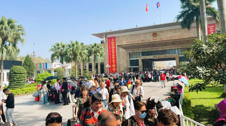 Lượng khách du lịch tới Móng Cái ngày càng tăng trưởng mạnh mẽ. (Ảnh: CTTĐT Móng Cái)