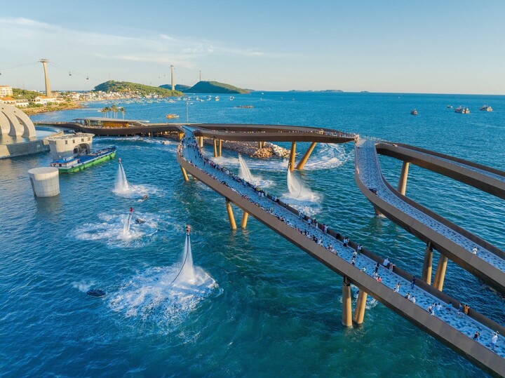 Cầu đi bộ trên biển đầu tiên của Việt Nam ở đâu? - 2