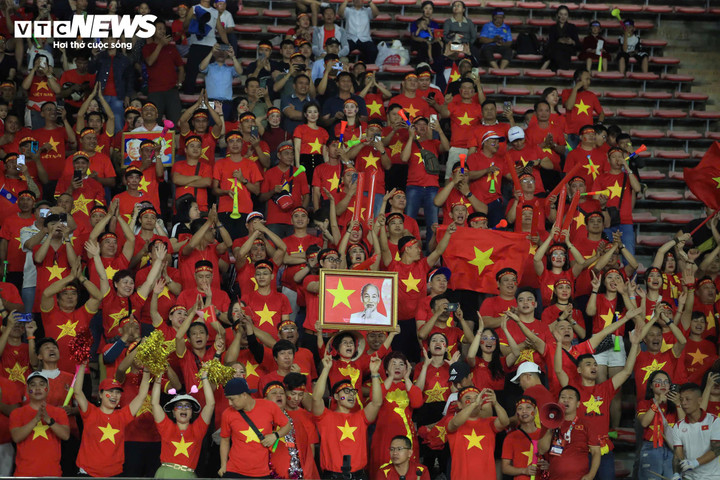 Rất đông CĐV Việt Nam có mặt tại sân vận động quốc gia Lào để ủng hộ cho thầy trò HLV Kim Sang-sik.