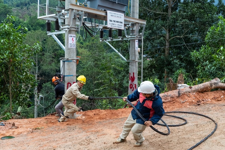 Các công nhân thực hiện việc kéo điện về từng ngôi nhà cho bà con.