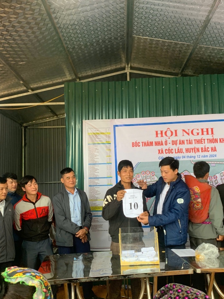 Anh Cháng A Thái rất phấn khởi vì sắp được về nơi ở mới.