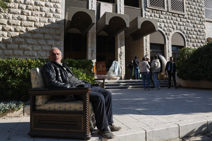 Cảnh tượng gợi nhớ đến ngày chế độ của tổng thống Saddam Hussein ở Iraq sụp đổ 20 năm trước.