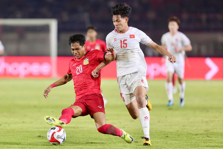 Đội tuyển Việt Nam gặp nhiều khó khăn trước Lào. (Ảnh: Minh Dân)