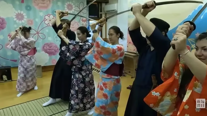 "Học sinh" nước ngoài tập sử dụng kiếm katana. (Ảnh: QQ)
