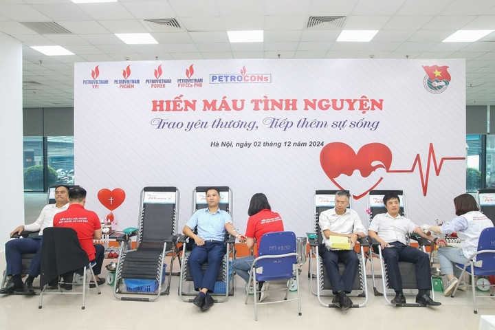 Đông đảo CBNV-NLĐ làm việc tại tòa nhà Viện Dầu khí Việt Nam tham gia hiến máu.