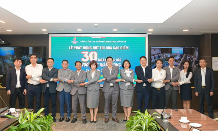 Đại diện 14 ban/Văn phòng/Chi nhánh PVEP thể hiện quyết tâm thực hiện thắng lợi đợt thi đua“30 ngày tăng tốc - Vượt mốc thành công”.