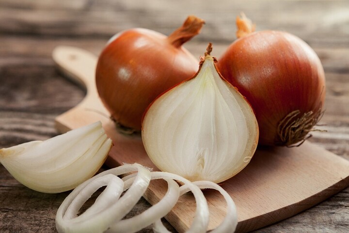 Vì sao nên đặt củ hành tây trong phòng ngủ? (Ảnh: Recipes.net)