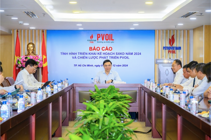 Ông Lê Mạnh Hùng - Bí thư Đảng ủy, Chủ tịch HĐTV Petrovietnam, chủ trì buổi làm việc với PVOIL.