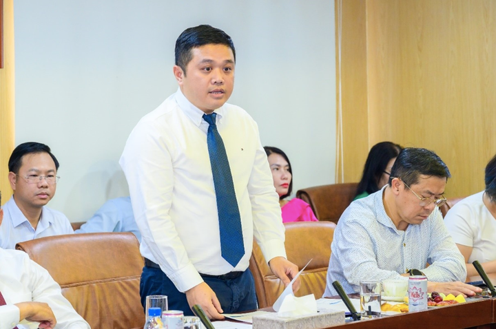 Ông Nguyễn Đăng Trình - Phó Bí thư Đảng ủy, Tổng Giám đốc PVOIL, báo cáo lãnh đạo Tập đoàn tại buổi làm việc.