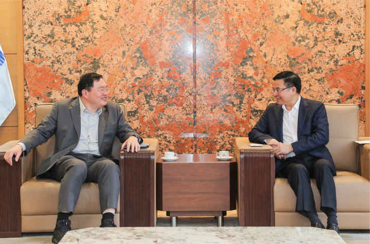 Chủ tịch HĐTV Petrovietnam Lê Mạnh Hùng trao đổi với lãnh đạo SCG.