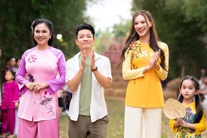 "Từng được biết đến với danh xưng "Người đẹp Tây Đô", mà chương trình lại được tổ chức ở Cần Thơ - quê hương tôi. Điều này khiến tôi cảm thấy việc xuất hiện lần này rất ý nghĩa", Việt Trinh chia sẻ.