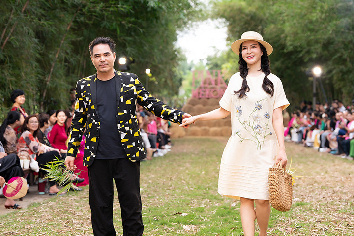 15 năm trước, Thanh Mai - Trung Dũng là cặp MC ăn khách của chương trình "Sức sống mới". Tại show thời trang lần này, họ tiếp tục trình diễn ăn ý khi hóa thân cặp tiểu thư - công tử thập niên 1930.