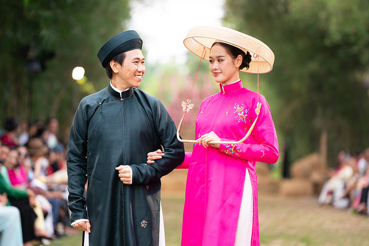 Trong BST "Hồ điệp" của NTK Nguyễn Trường Duy, vợ chồng diễn viên Anh Đức - Anh Phạm hóa thân thành cô dâu, chú rể thập niên 1990. Anh Đức cho biết từng trình diễn thời trang vài lần nhưng đây là một kỷ niệm đẹp của anh với bà xã.