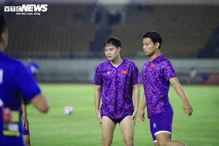 Các cầu thủ đội tuyển Việt Nam khởi động trước trận đấu.