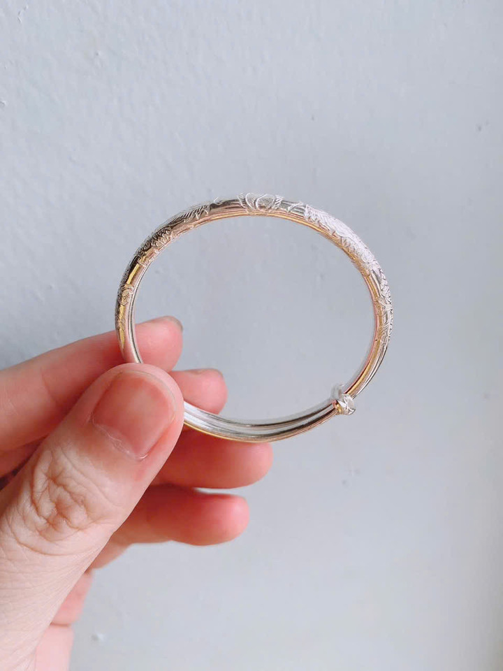 Nên đeo vòng tay bạc ở tay trái hay tay phải? - 3