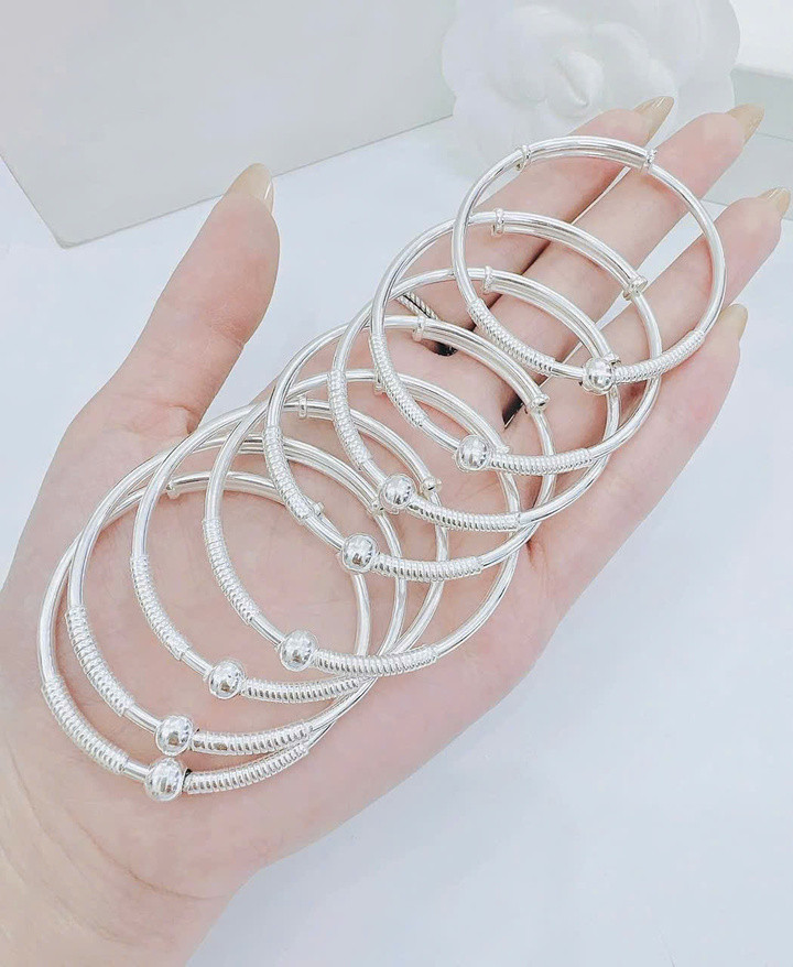 Nên đeo vòng tay bạc ở tay trái hay tay phải? - 2