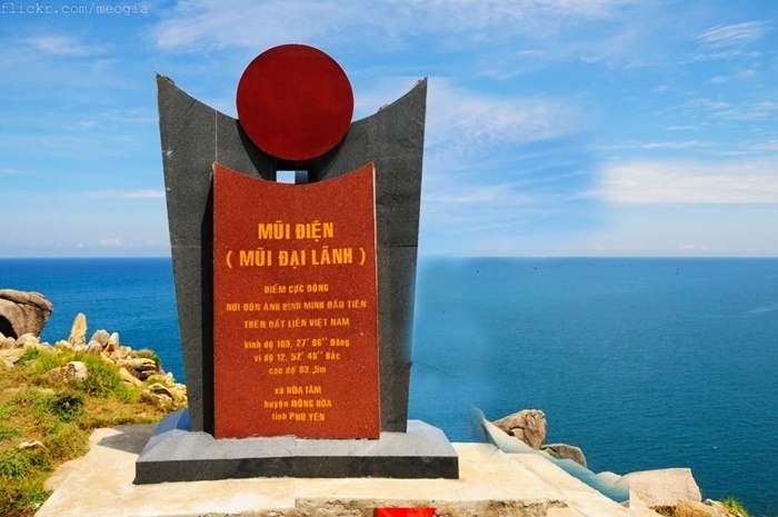 Cột mốc ở Mũi Điện - nơi đón bình minh đầu tiên ở Việt Nam. (Ảnh: Du lịch Việt Nam)