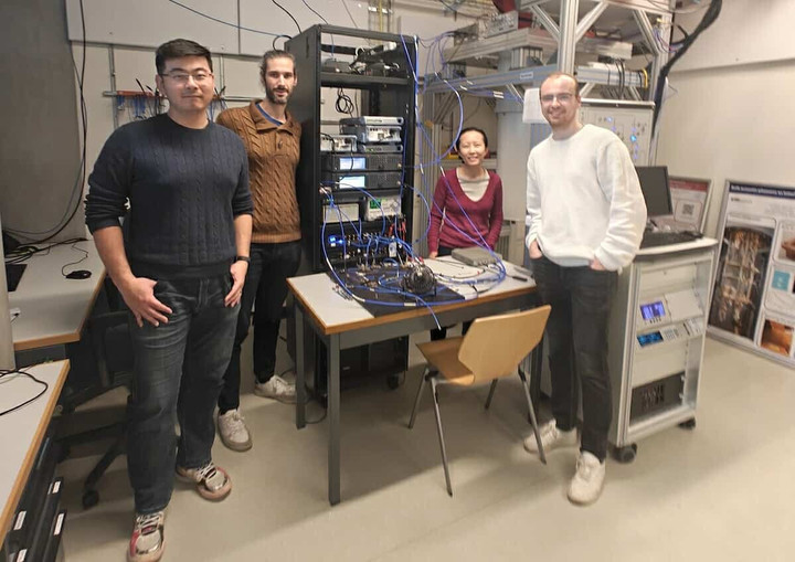 Nhóm nghiên cứu qubit cơ học đến từ ETH Zurich gồm: NCS Dương Dục, Matteo Fadel, GS Trữ Y Văn, Igor Kladar (từ trái sang phải). (Nguồn ảnh: China Science News)