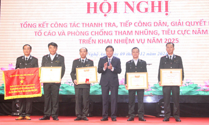 Phó Chủ tịch Thường trực UBND tỉnh Lê Hồng Vinh trao tặng Bằng khen của Thủ tướng Chính phủ, Cờ thi đua của UBND tỉnh, Bằng khen của UBND tỉnh cho các cá nhân, tập thể trong ngành thanh tra