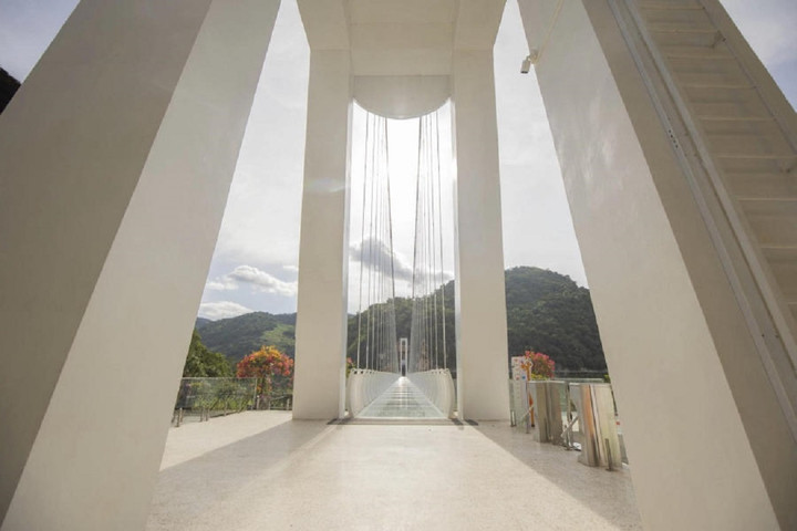 Chính sự độc đáo này đã khiến cầu kính Bạch Long trở thành một nơi vừa thú vị lại vừa đầy thách thức.