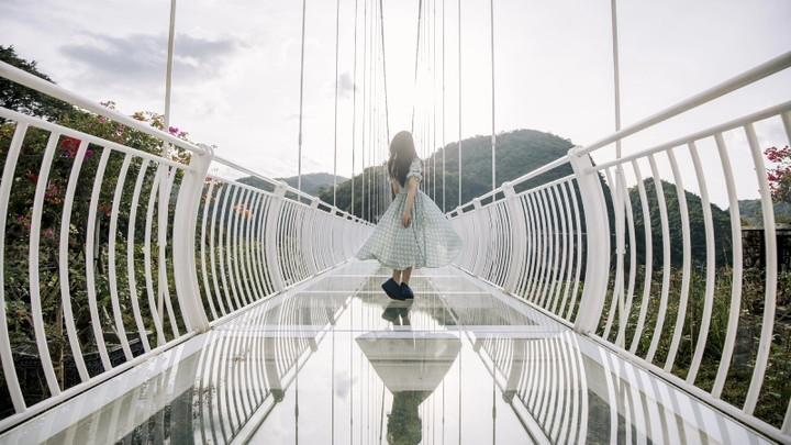 Cầu kính Bạch Long tọa lạc cheo leo giữa núi rừng hùng vĩ ở độ cao 1.080m.