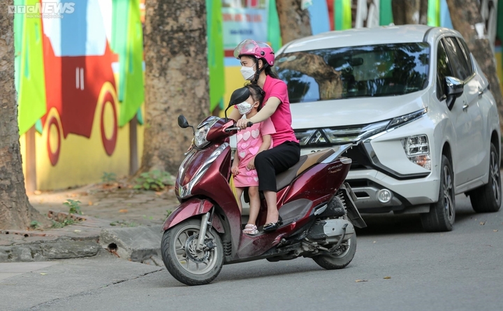 Cho trẻ ngồi phía trước xe máy tiềm ẩn nhiều rủi ro. (Ảnh minh họa: Ngô Nhung)