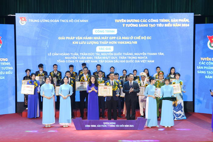 Công trình "Thi công Chế tạo, Vận chuyển và Lắp đặt Biển Dự án Phao CALM mỏ Đại Hùng của Đoàn Chi nhánh Điều hành Dầu khí trong nước (PVEP-POC) được tuyên dương.