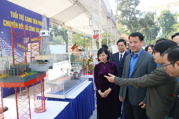 Các đại biểu tham quan công trình sáng tạo tiêu biểu của Đoàn Thanh niên Dầu khí.