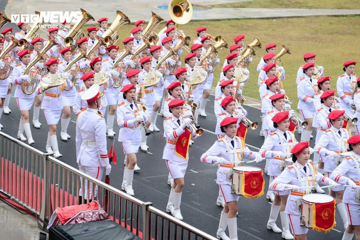 Khối nữ Quân nhạc tham gia diễu binh, diễu hành dịp kỷ niệm 70 năm Chiến thắng Điện Biên Phủ vào tháng 5.