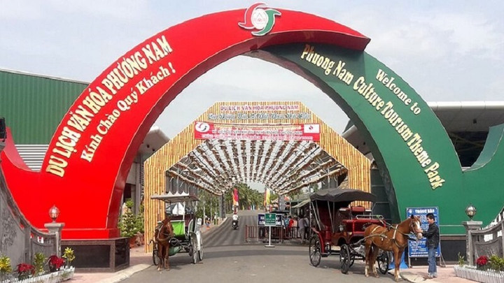 Khu du lịch văn hóa Phương Nam.