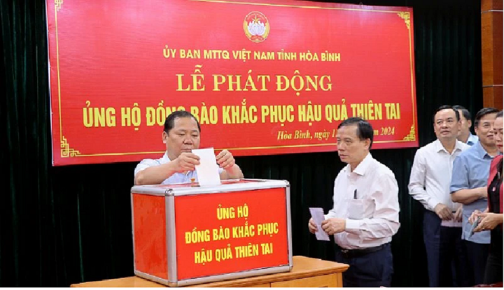 Lãnh đạo tỉnh Hòa Bình ủng hộ đồng bào các tỉnh phía bắc khắc phục hậu quả do cơn bão số 3 gây ra (Ảnh: Báo Nhân dân).