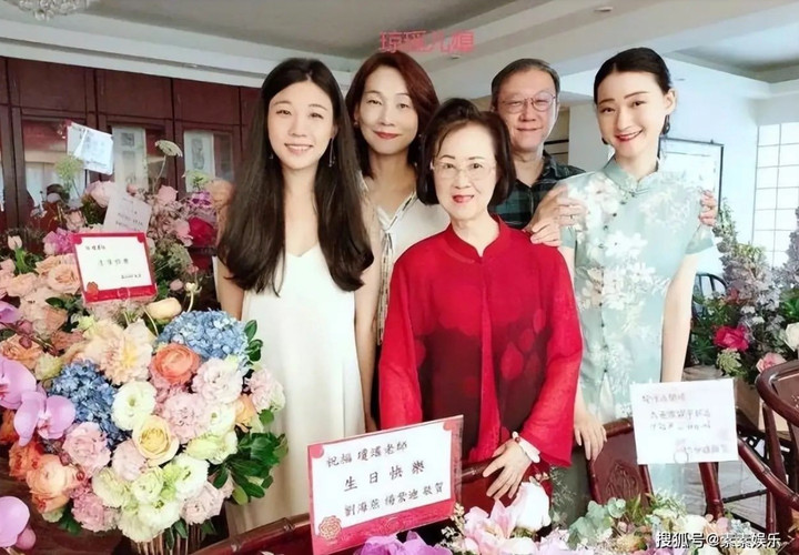 Quỳnh Dao và gia đình của con trai duy nhất Trần Trung Duy.