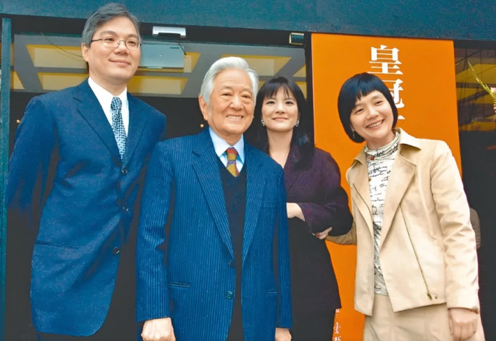 Ông Bình Hâm Đào và ba con riêng có tập đoàn xuất bản Hoàng Quan (Crown Culture).