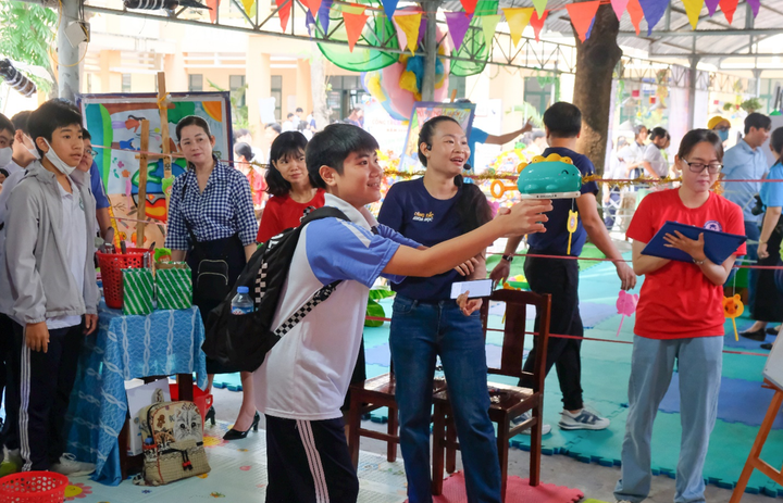 Các em học sinh thích thú tham gia trò chơi tại các gian hàng khoa học sáng tạo. (Ảnh: Minh Hằng)