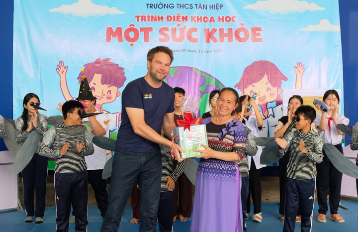 Ông Maximilian Rummert, đại diện Ban Giám Đốc Bayer Việt Nam trao tặng sách “Một sức khỏe” cho các thư viện trường học, giúp học sinh có thể dễ dàng tiếp cận tài liệu khoa học hữu ích. (Ảnh: Minh Hằng)