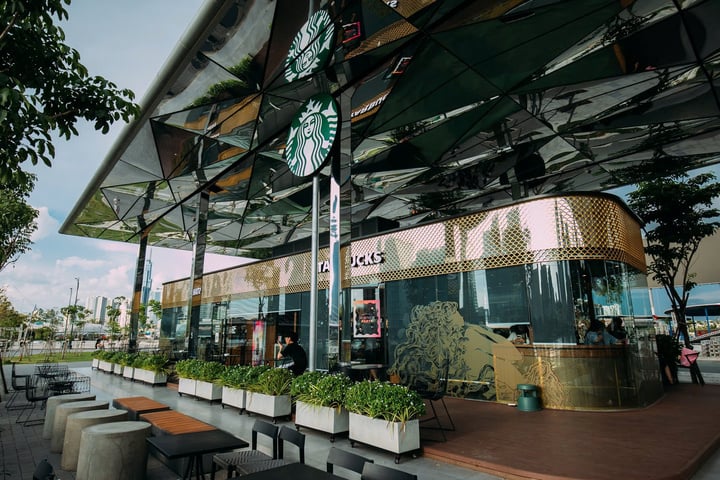 Starbucks trong cuộc đua làm mới mình khi liên tục mở cửa hàng tại các địa chỉ đặc biệt ở TP.HCM. (Ảnh: Starbucks)