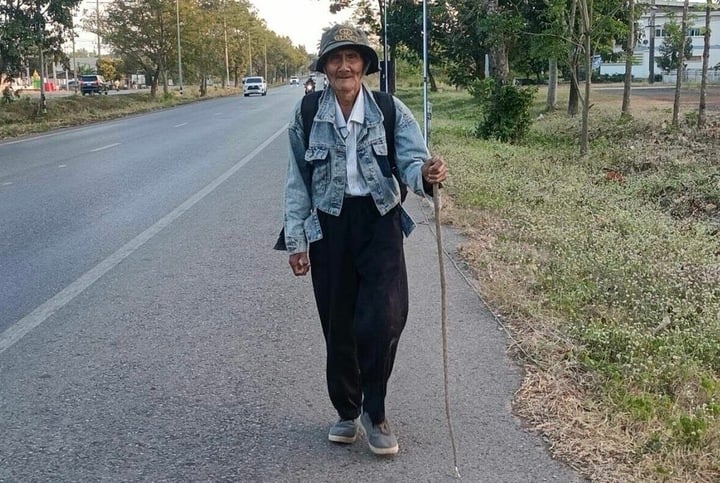 Ông Lung Lek phải đi 300km về nhà vì không tìm thấy con trai mình.