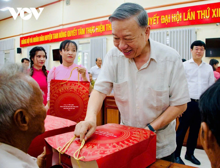 Tổng Bí thư Tô Lâm tặng quà các Mẹ Việt Nam anh hùng, các gia đình chính sách và cựu chiến binh lão thành tiêu biểu trên địa bàn tỉnh.