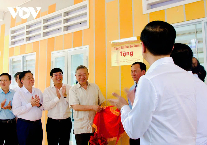Tổng Bí thư Tô Lâm trao tặng 3 phòng thực hành giáo dục STEM cho 3 trường THPT Tràm Chim.