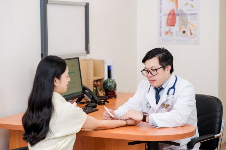 Bệnh nhân được bác sĩ đo lường trực tiếp và đánh giá kĩ điểm kiểm soát mề đay sau 4 tuần.