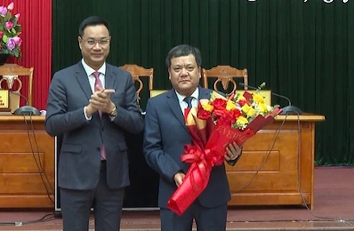 Ông Lê Ngọc Quang - Bí thư Tỉnh uỷ Quảng Bình (trái) tặng hoa chúc mừng tân Chủ tịch UBND tỉnh Trần Phong.