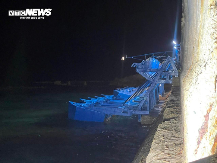 Hệ thống phao nước tại trạm năng lượng sóng biển thí điểm ở cảng Jaffa.