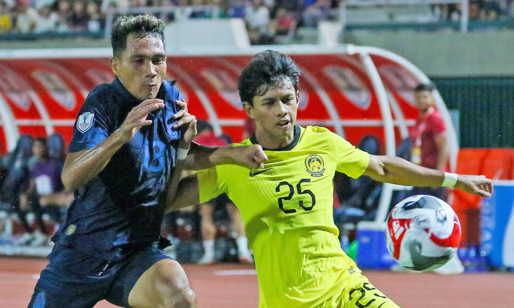 Campuchia (áo xanh) gây ra nhiều khó khăn cho Malaysia và có thời điểm dẫn trước. (Ảnh: FAM)